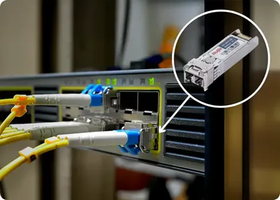 Conectores de fibra óptica en switch de red con módulo SFP para mantenimiento de enlaces de alta velocidad empresarial