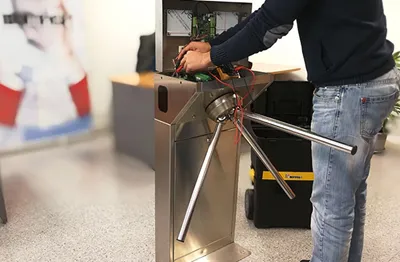 Sistema de torniquete recibiendo mantenimiento preventivo para asegurar su funcionamiento óptimo en el control de acceso de una empresa.