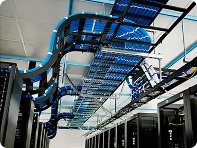 Cableado estructurado organizado en rack de telecomunicaciones con gestión profesional de cables para mantenimiento de red empresarial